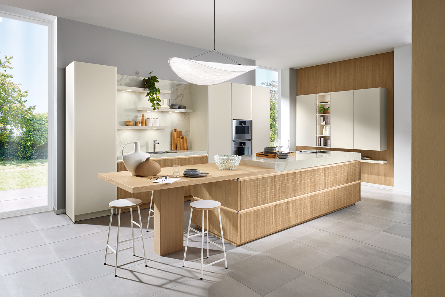 Boho-style kitchen and dining space with Y-line design, featuring natural oak veneer and a stone-look worktop